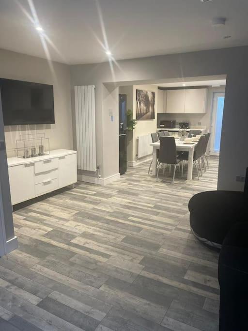 Rivendell Modern 2 Bedroom Apartment In St Peters Village Sleeps 6 ブロードステアーズ エクステリア 写真