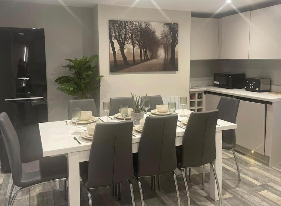 Rivendell Modern 2 Bedroom Apartment In St Peters Village Sleeps 6 ブロードステアーズ エクステリア 写真